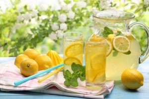 Классический домашний лимонад делается из лимонов